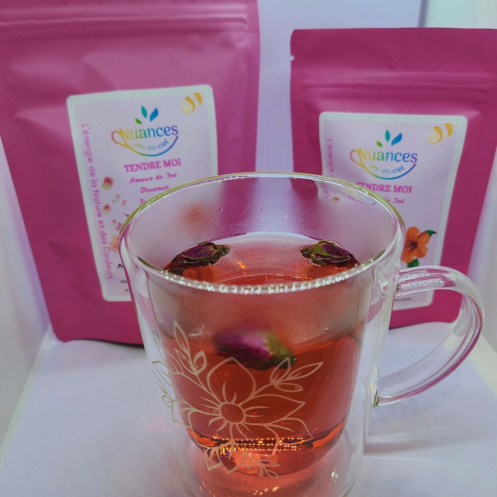 Tendre Moi couleur rose sachet thé vrac hibiscus rose infusion tasse remplie avec mélange